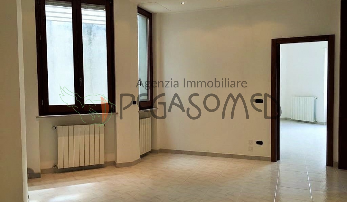 Abitazione indipendente, due piani luminosa, tre camere da letto, mansarda, terrazzo panoramico.