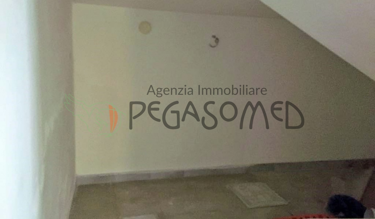 Abitazione indipendente, due piani luminosa, tre camere da letto, mansarda, terrazzo panoramico.